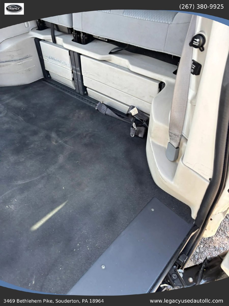 Used 2010 Chrysler Town & Country Touring FWD image 31