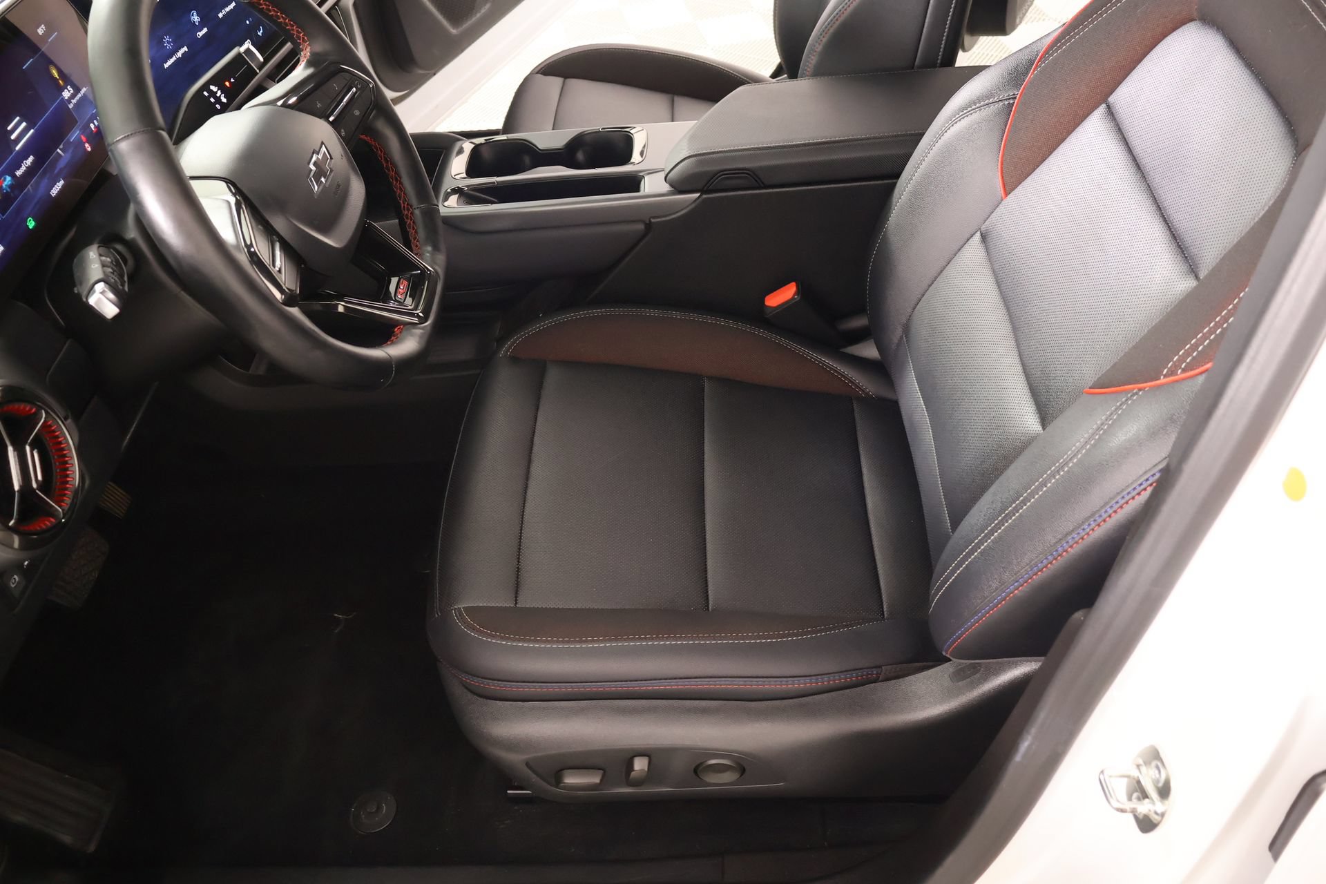 Used 2025 Chevrolet Equinox EV RS FWD image 11