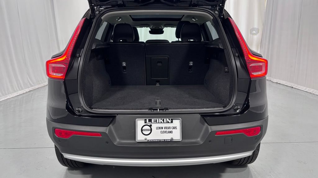 Certified 2025 Volvo XC40 B5 Plus AWD/4WD image 28