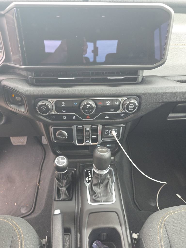 Used 2025 Jeep Gladiator Sport image 12