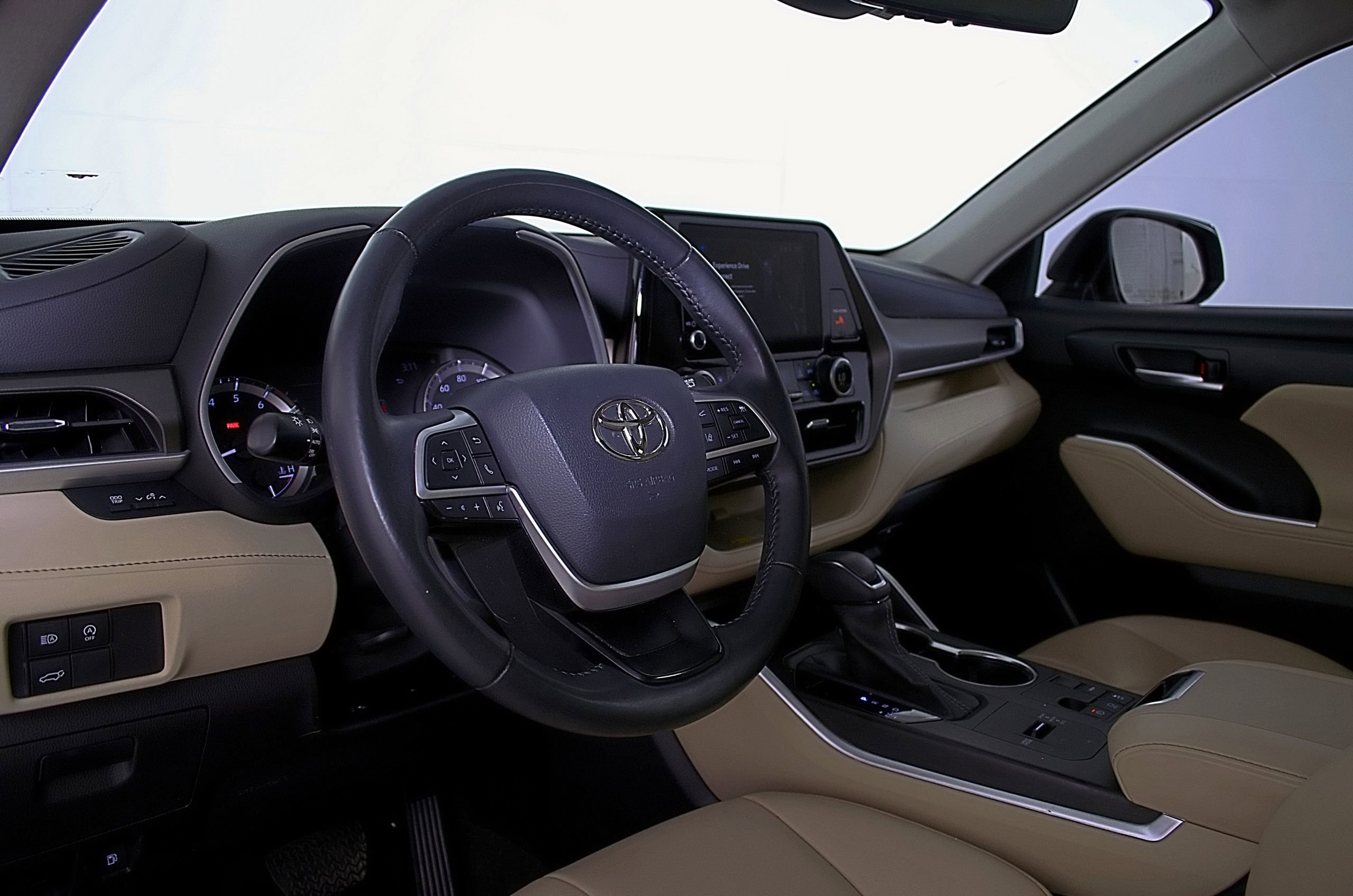 Used 2023 Toyota Highlander XLE image 22