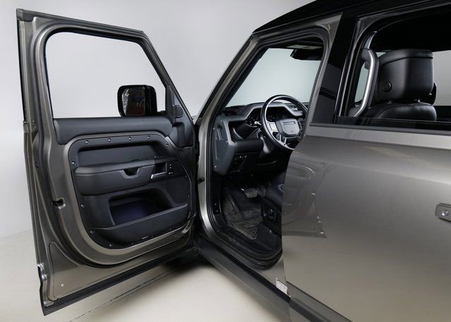 Used 2025 Land Rover Defender 110 S image 24