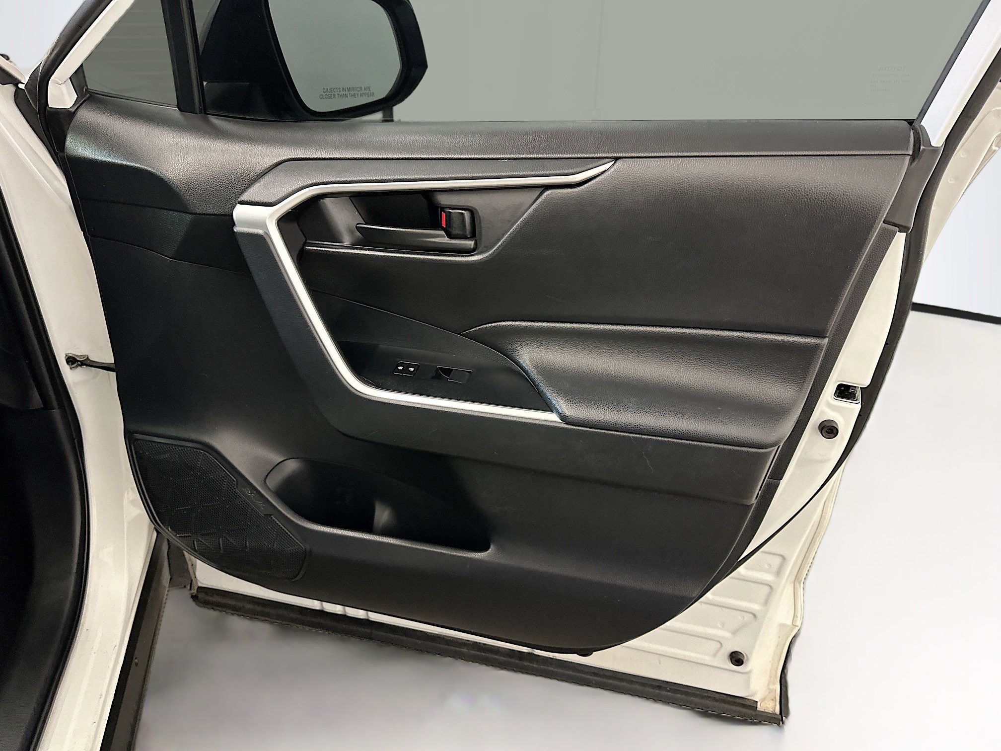 Used 2019 Toyota RAV4 LE image 33