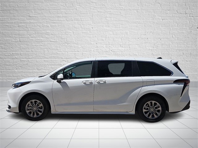 Used 2024 Toyota Sienna LE image 2