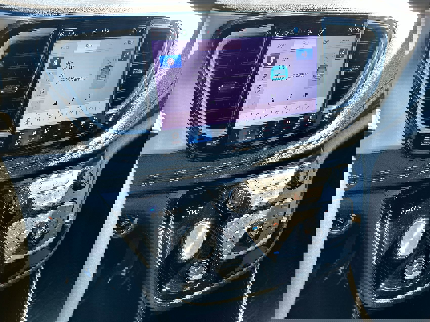 Used 2025 Chrysler Pacifica Limited image 16