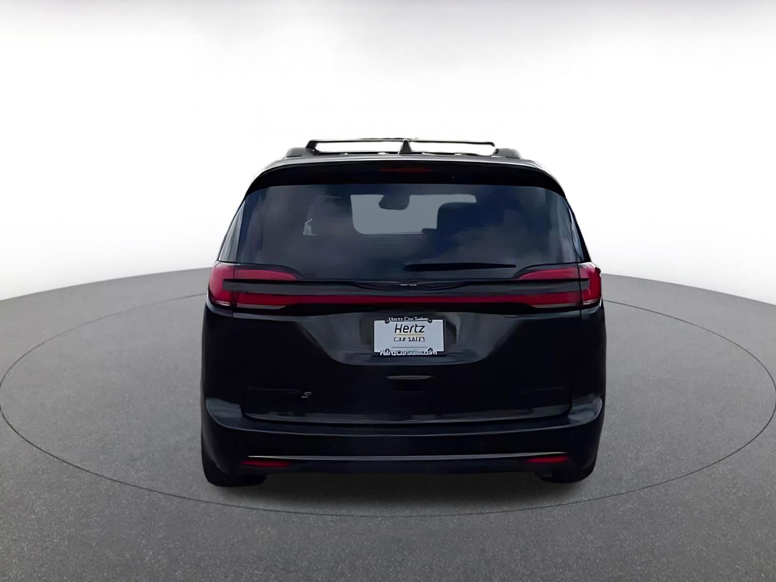 Used 2025 Chrysler Pacifica Limited image 11