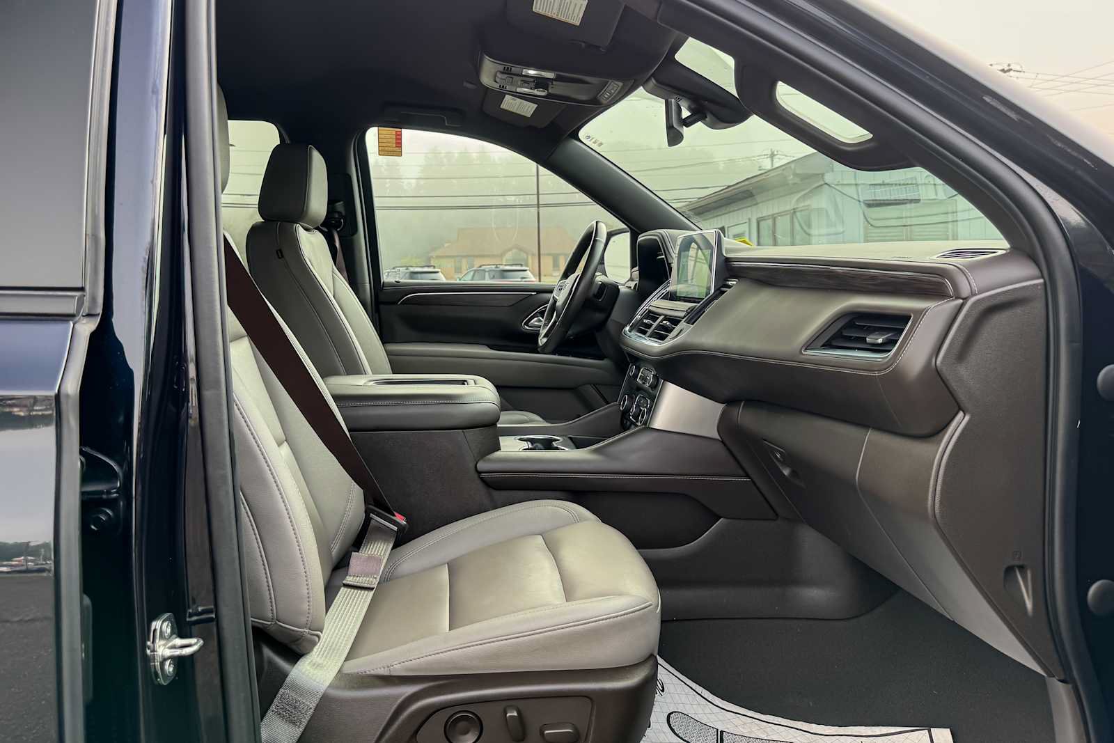 Used 2022 Chevrolet Tahoe Z71 w/ Luxury Package AWD/4WD image 9
