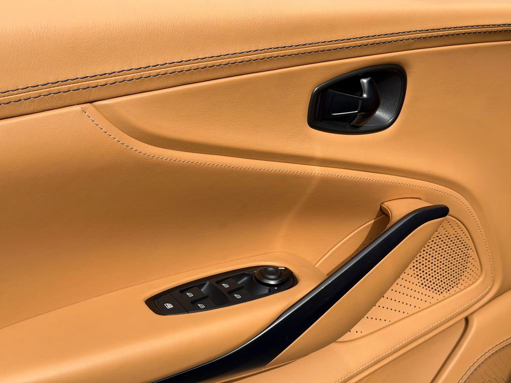 Used 2021 Aston Martin DBX image 22