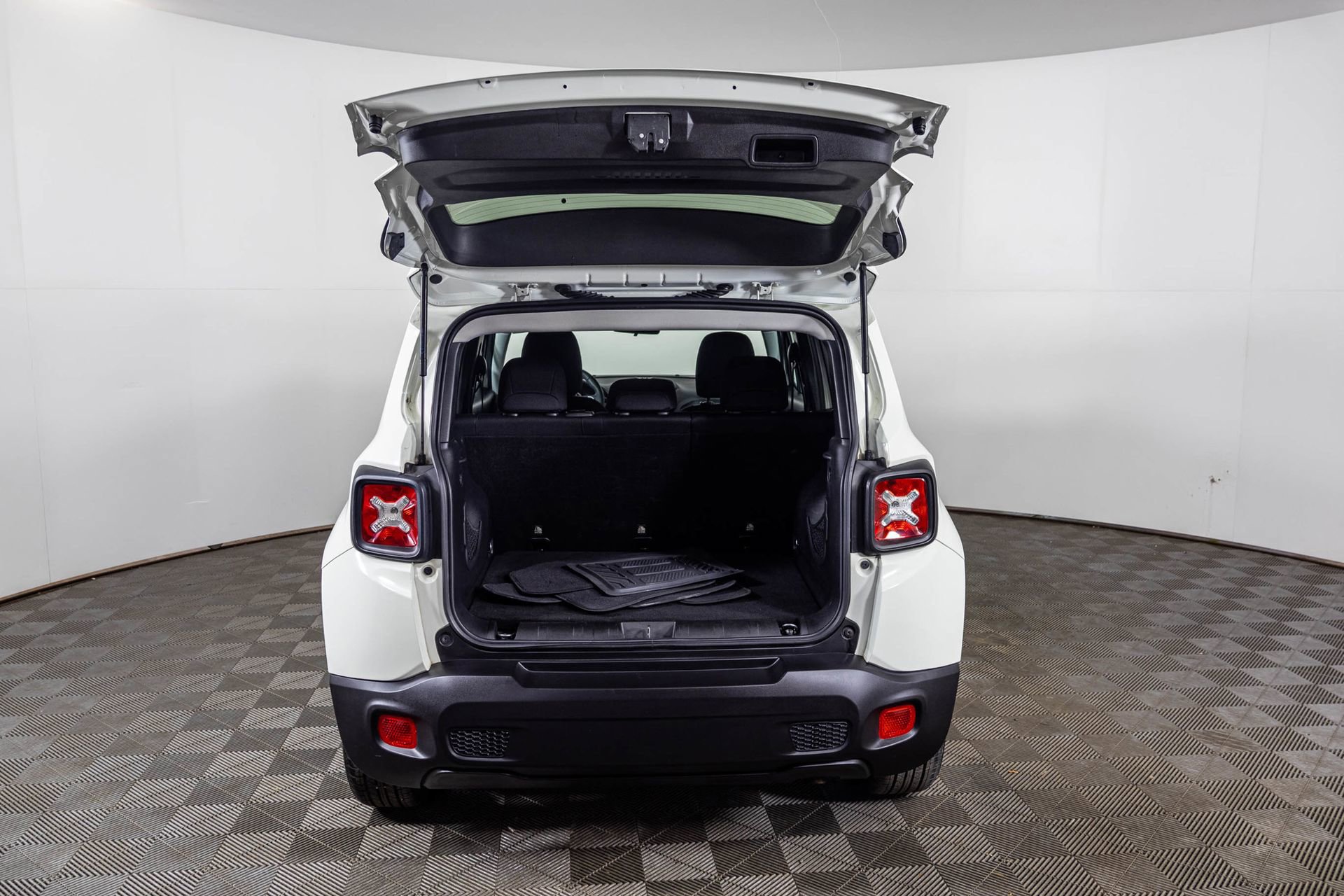 Used 2019 Jeep Renegade Latitude FWD image 37