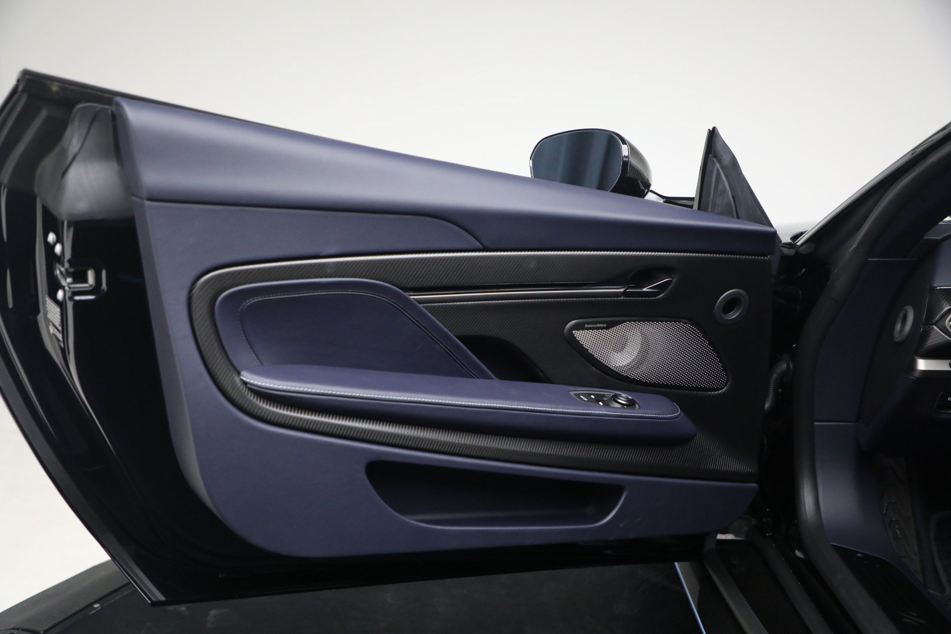 Used 2025 Aston Martin Vanquish RWD image 16