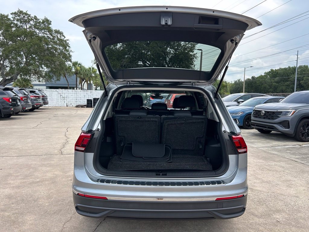 Certified 2023 Volkswagen Tiguan SE w/ Panoramic Sunroof Package FWD image 50