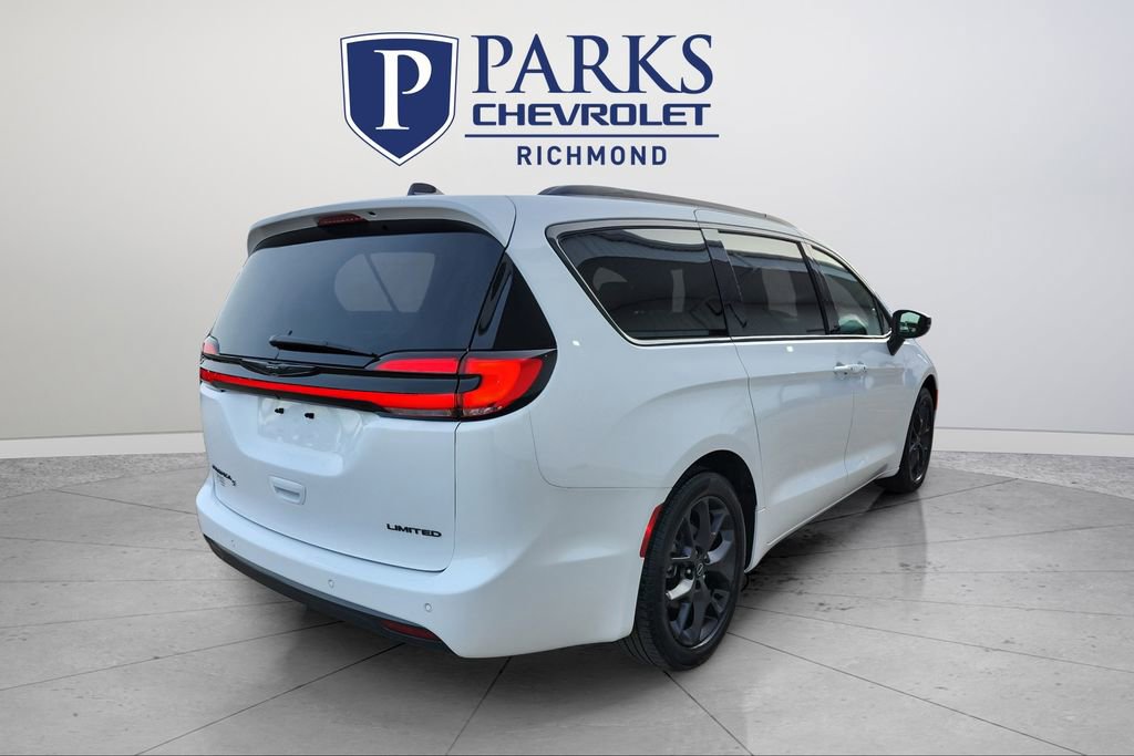 Used 2025 Chrysler Pacifica Limited FWD image 7
