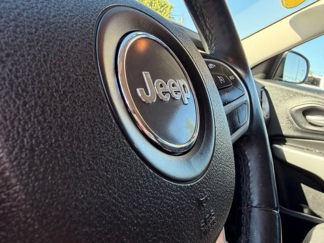 Used 2017 Jeep Cherokee Trailhawk w/ Comfort/Convenience Group AWD/4WD image 18