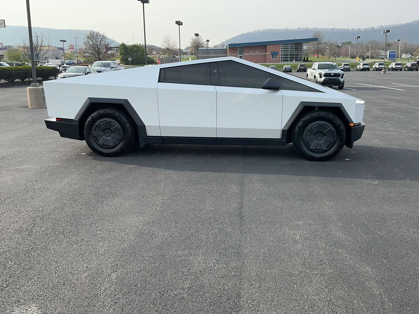 Used 2025 Tesla Cybertruck AWD Crew Cab image 4