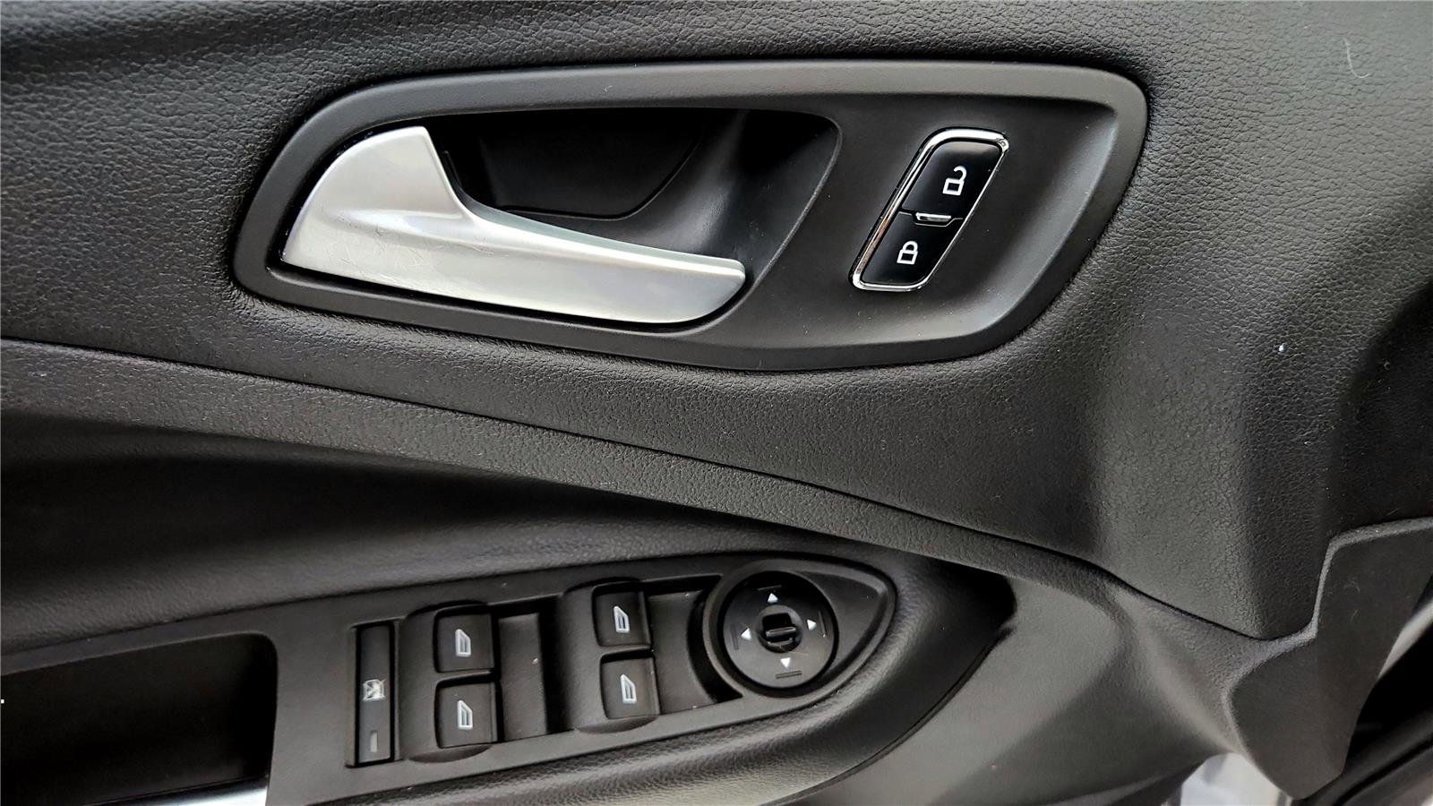 Used 2015 Ford Escape SE image 35