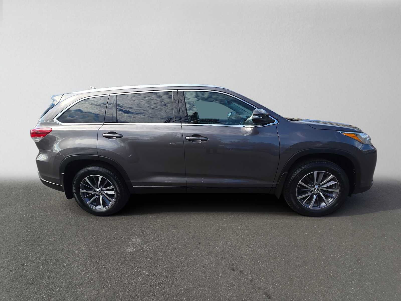 Used 2019 Toyota Highlander XLE AWD/4WD image 2