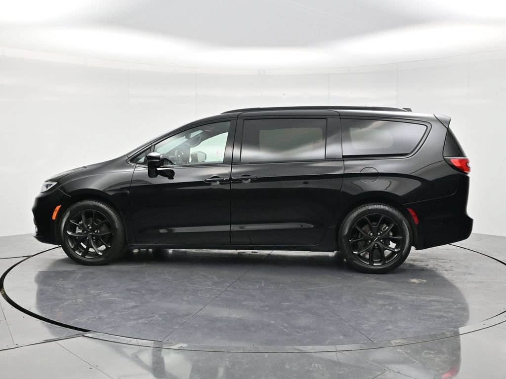 Used 2025 Chrysler Pacifica Limited FWD image 8