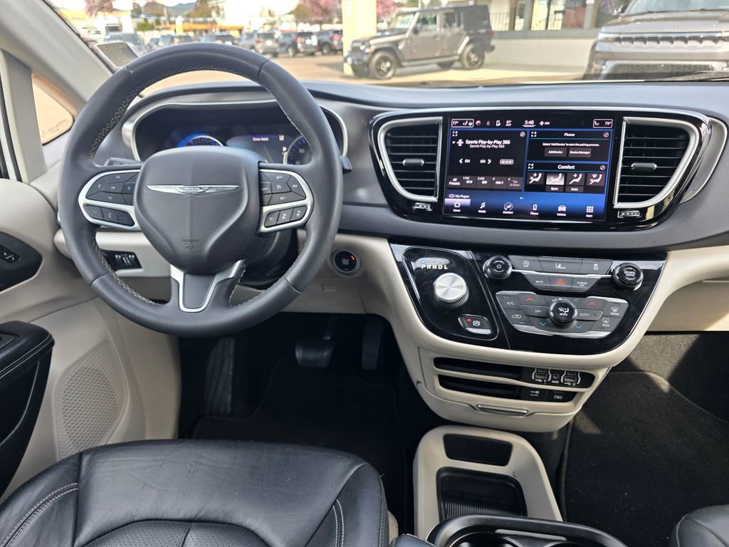 Used 2022 Chrysler Pacifica Touring-L image 10