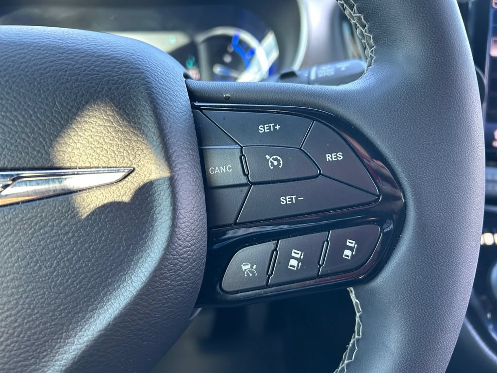 Used 2022 Chrysler Pacifica Touring-L w/ Uconnect Theater Family Group FWD image 22