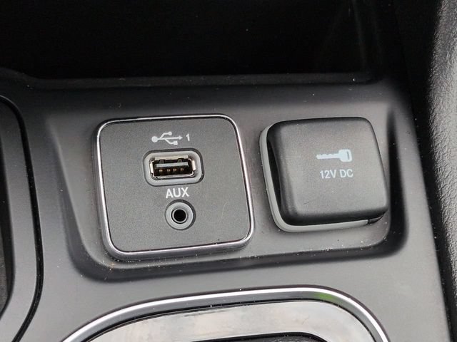 Used 2019 Jeep Cherokee Limited w/ Technology Group FWD image 21
