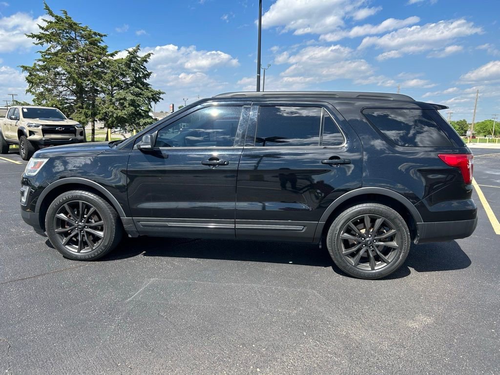 Used 2017 Ford Explorer XLT w/ Equipment Group 202A FWD image 6