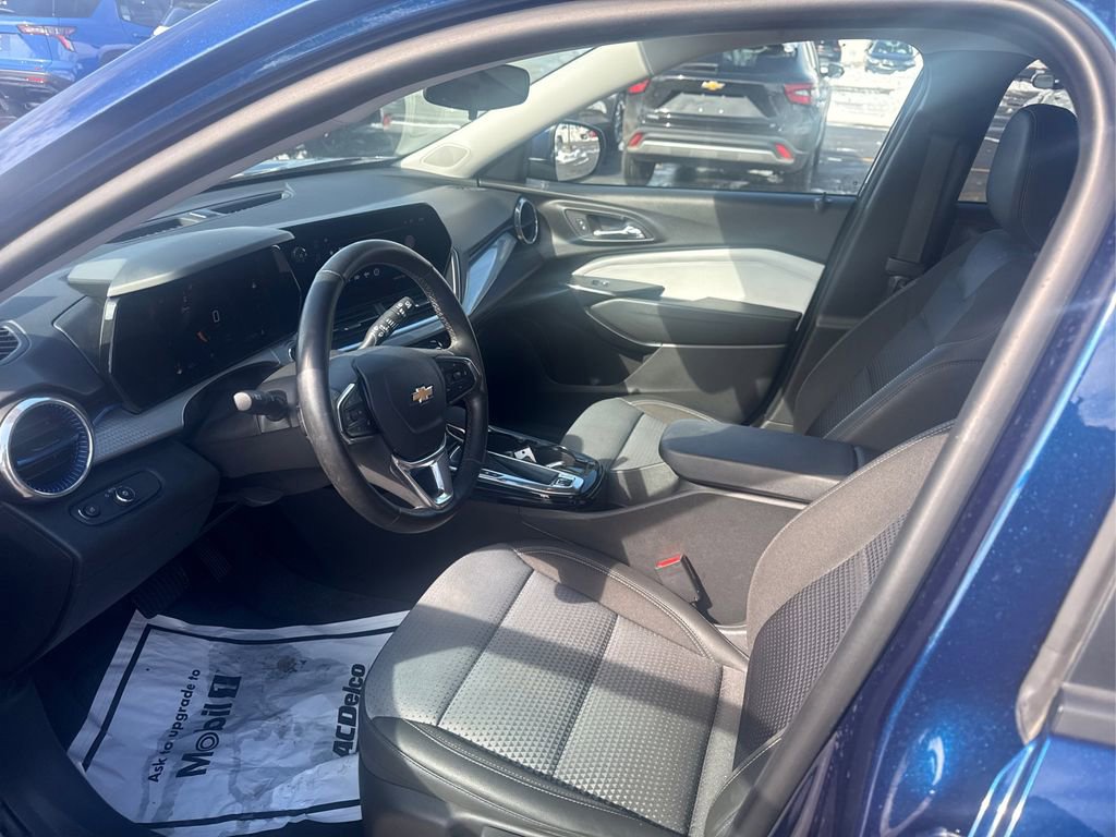 Used 2024 Chevrolet Trax LT w/ Sunroof Package FWD image 20