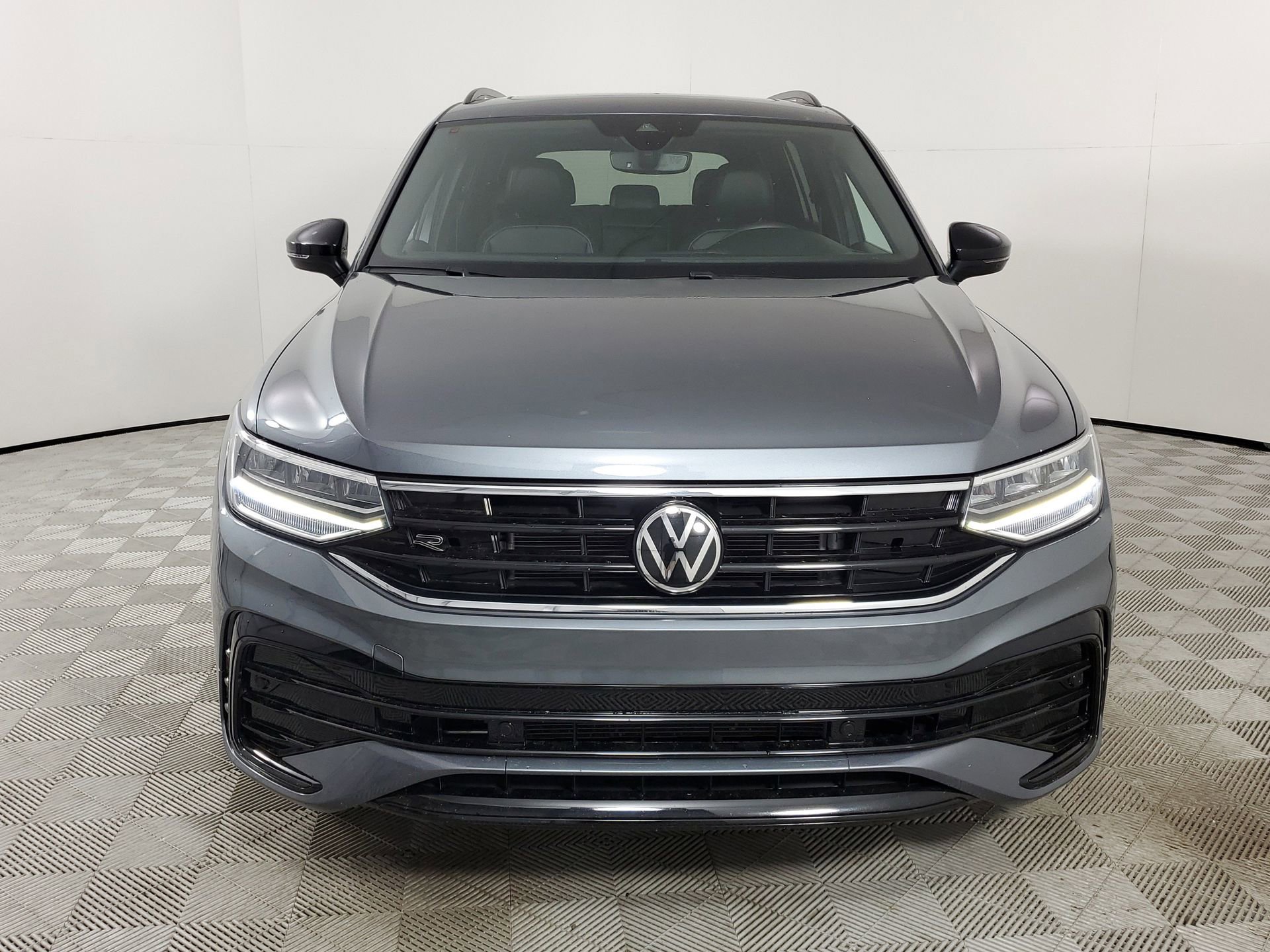 Used 2022 Volkswagen Tiguan SE R-Line image 3