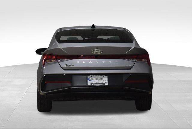 Used 2025 Hyundai Elantra Limited image 8