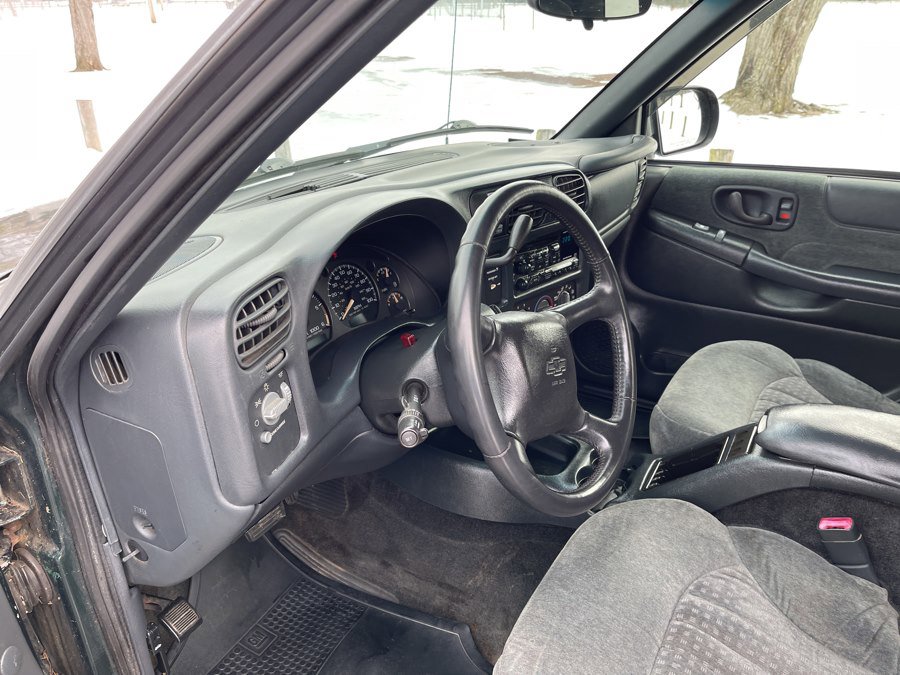 Used 2002 Chevrolet S10 Pickup LS w/ LS Preferred Equipment Group AWD/4WD image 4