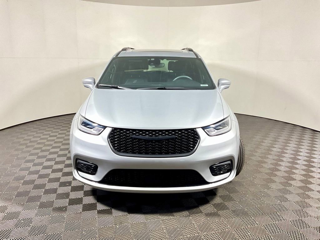 Used 2022 Chrysler Pacifica Touring-L w/ Uconnect Theater Family Group image 9