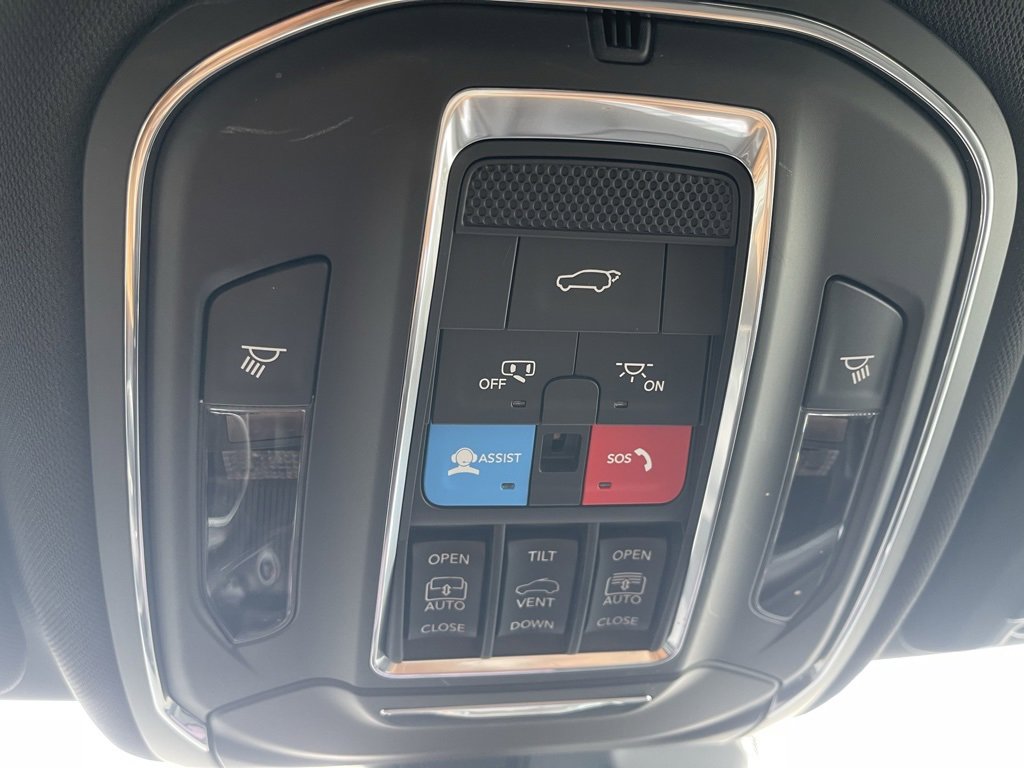 Used 2024 Jeep Grand Cherokee Limited w/ Luxury Tech Group II image 32