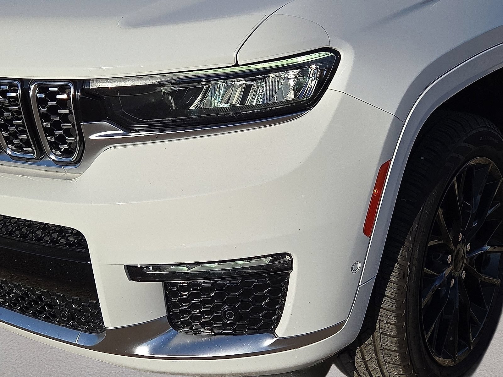 Used 2023 Jeep Grand Cherokee L Summit w/ MOPAR Finishing Package AWD/4WD image 8