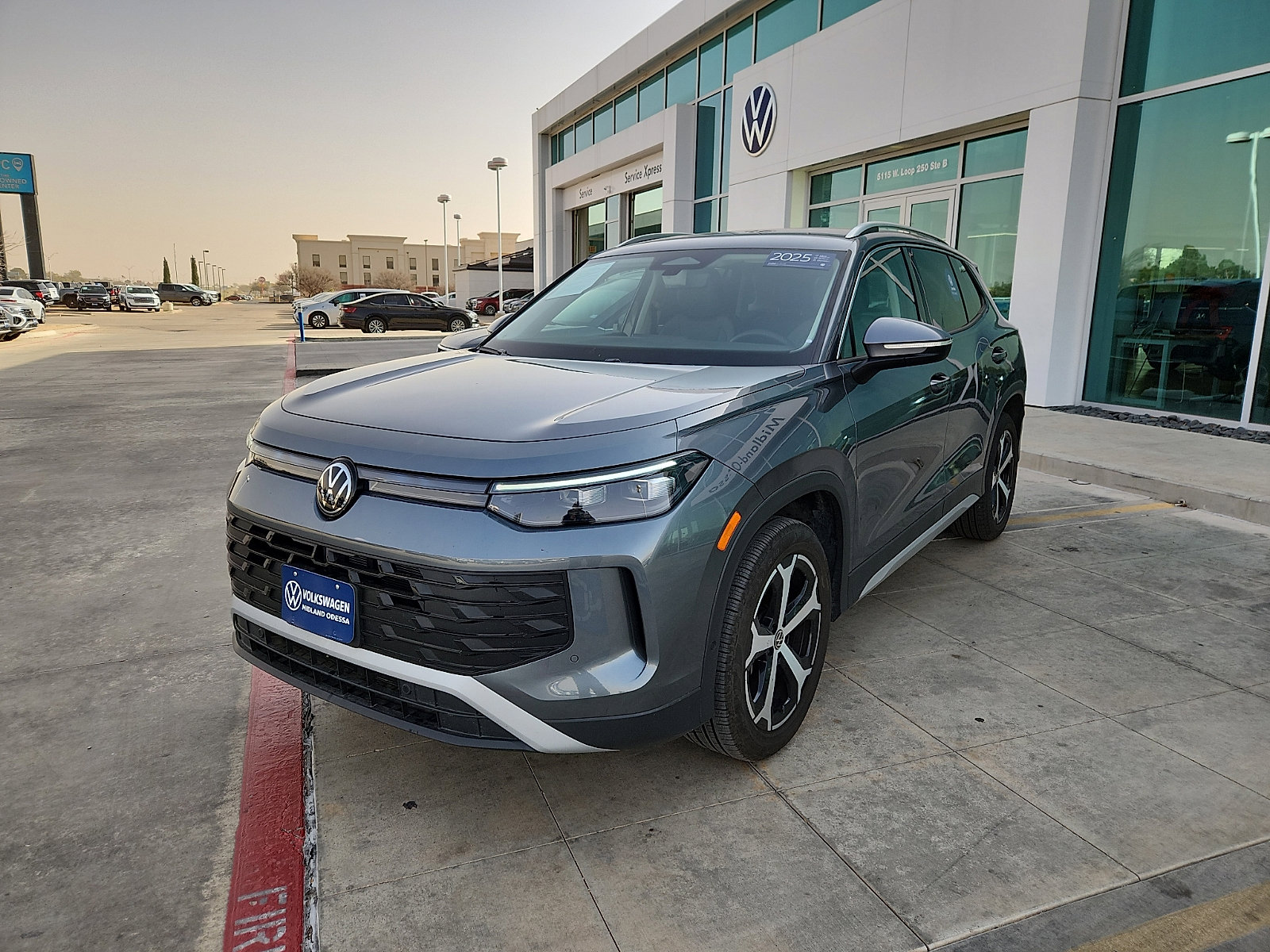 Certified 2025 Volkswagen Tiguan SE image 3