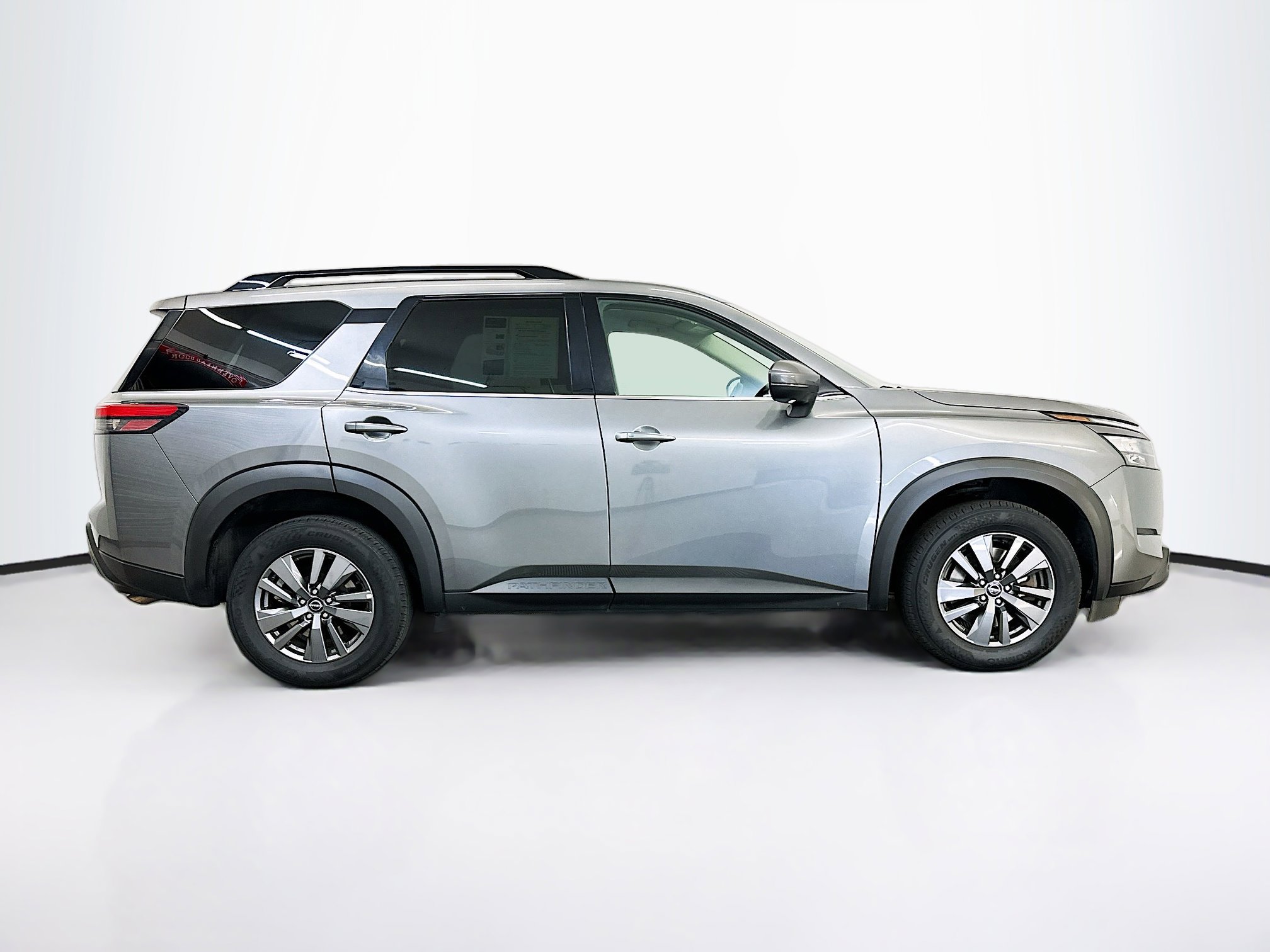 Used 2025 Nissan Pathfinder SV image 10