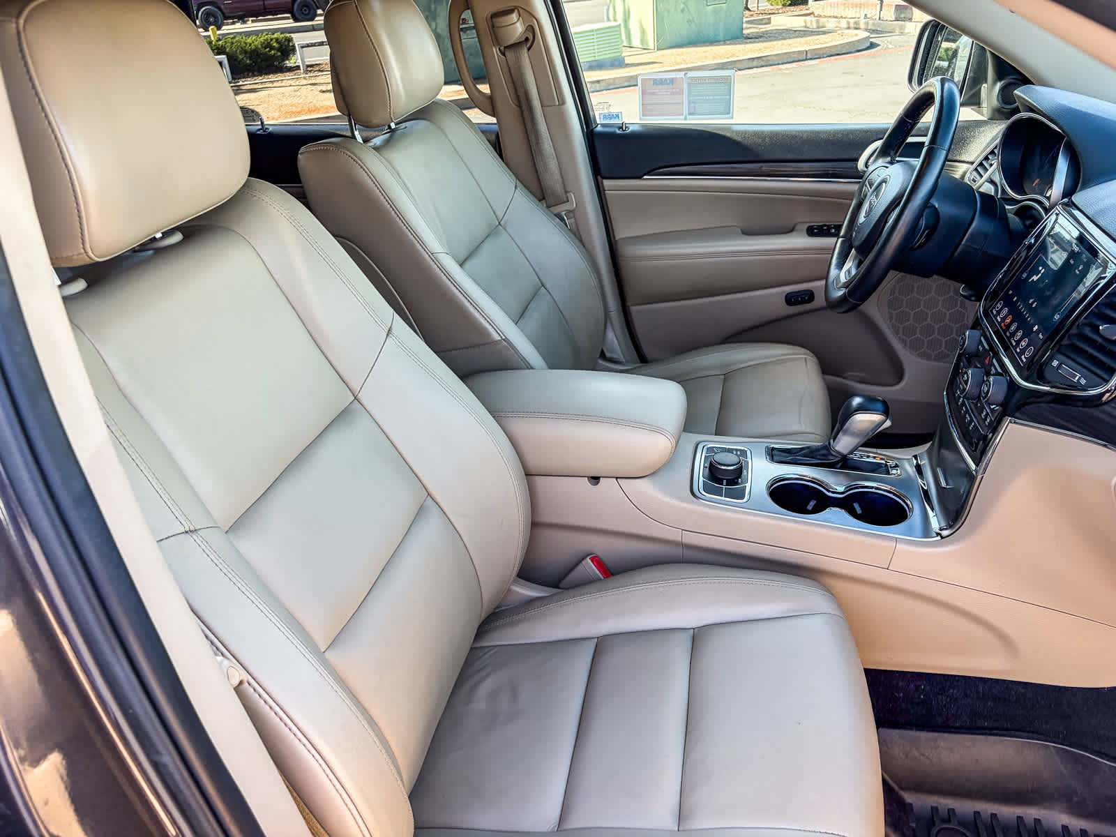 Used 2019 Jeep Grand Cherokee Limited AWD/4WD image 16