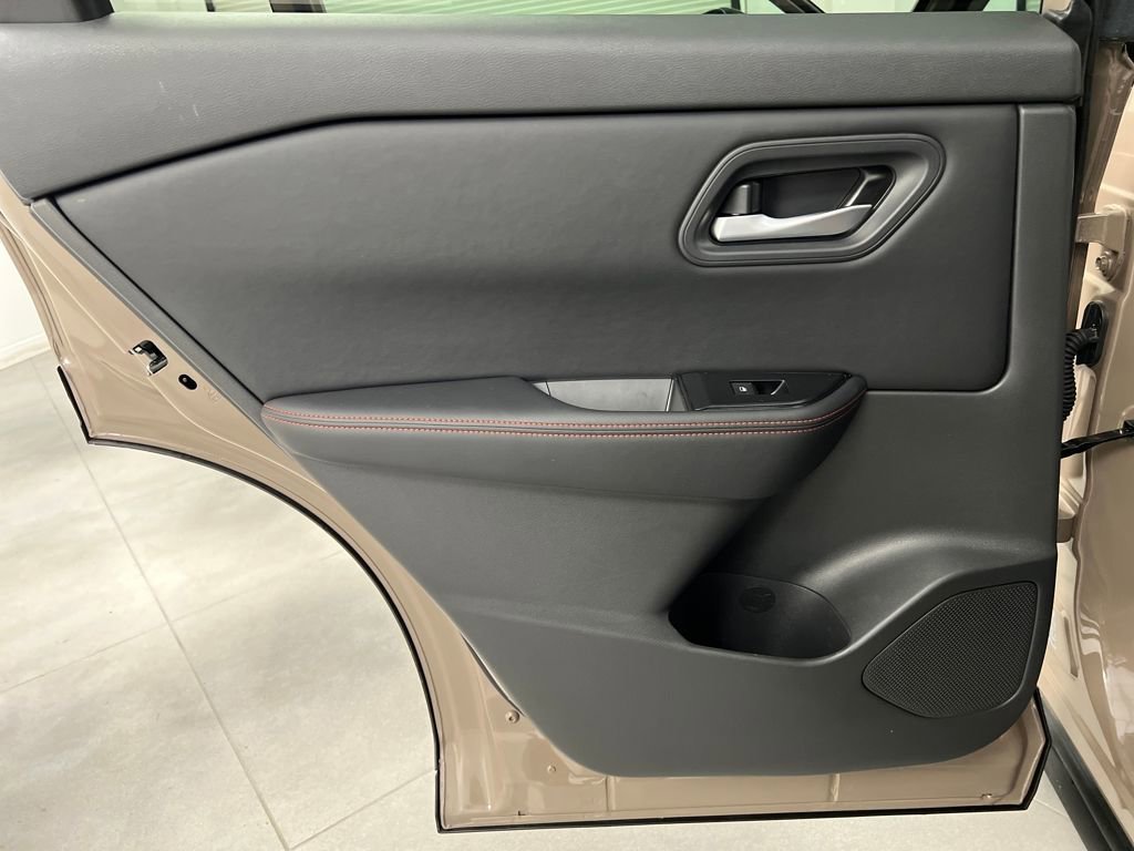 Used 2025 Nissan Rogue SV image 15