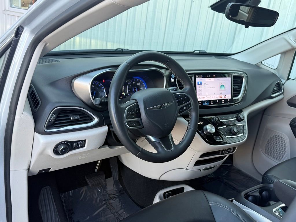 Used 2024 Chrysler Pacifica Touring-L image 4