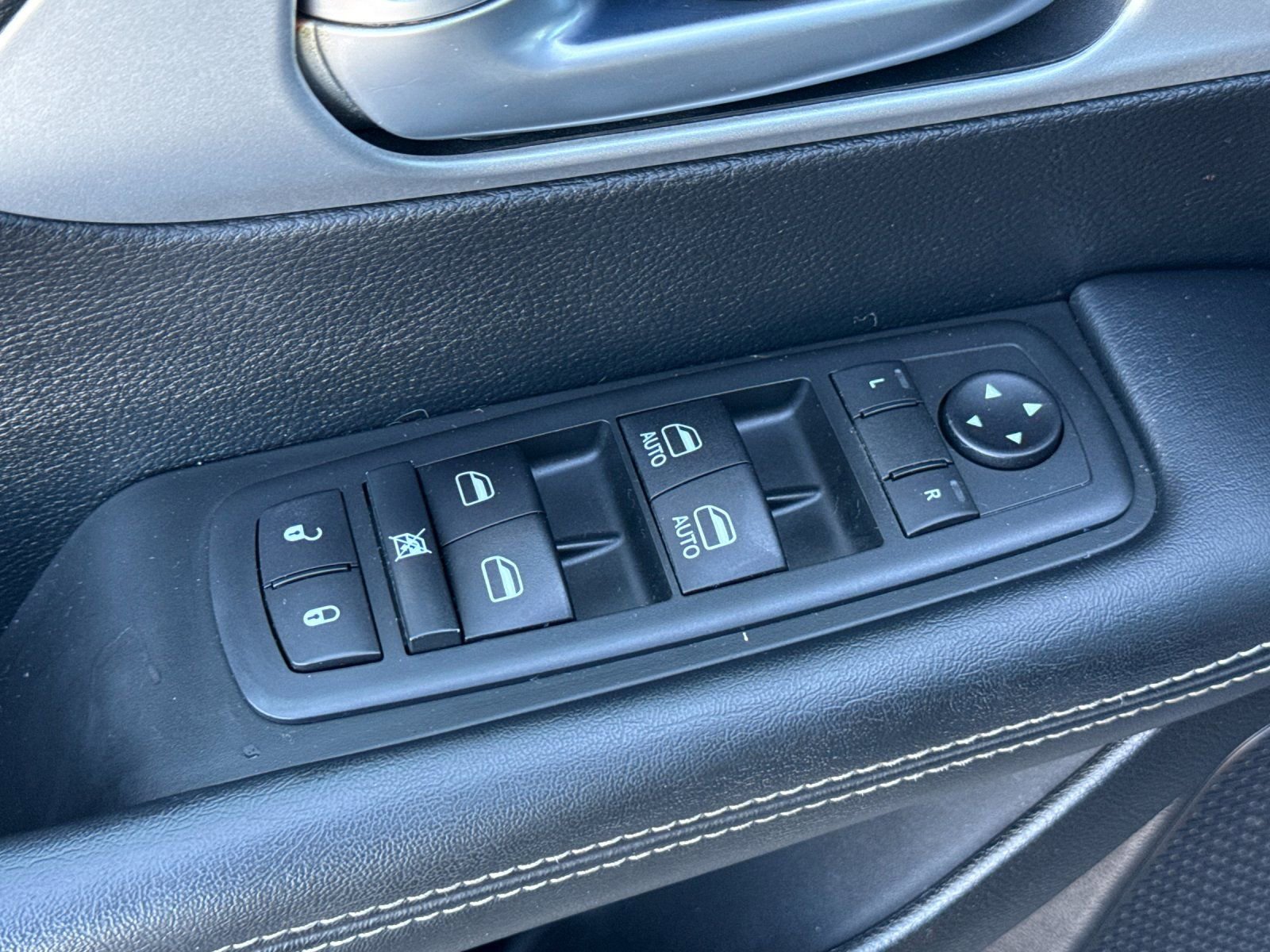 Used 2020 Chrysler Pacifica Touring-L w/ S Appearance Package image 11