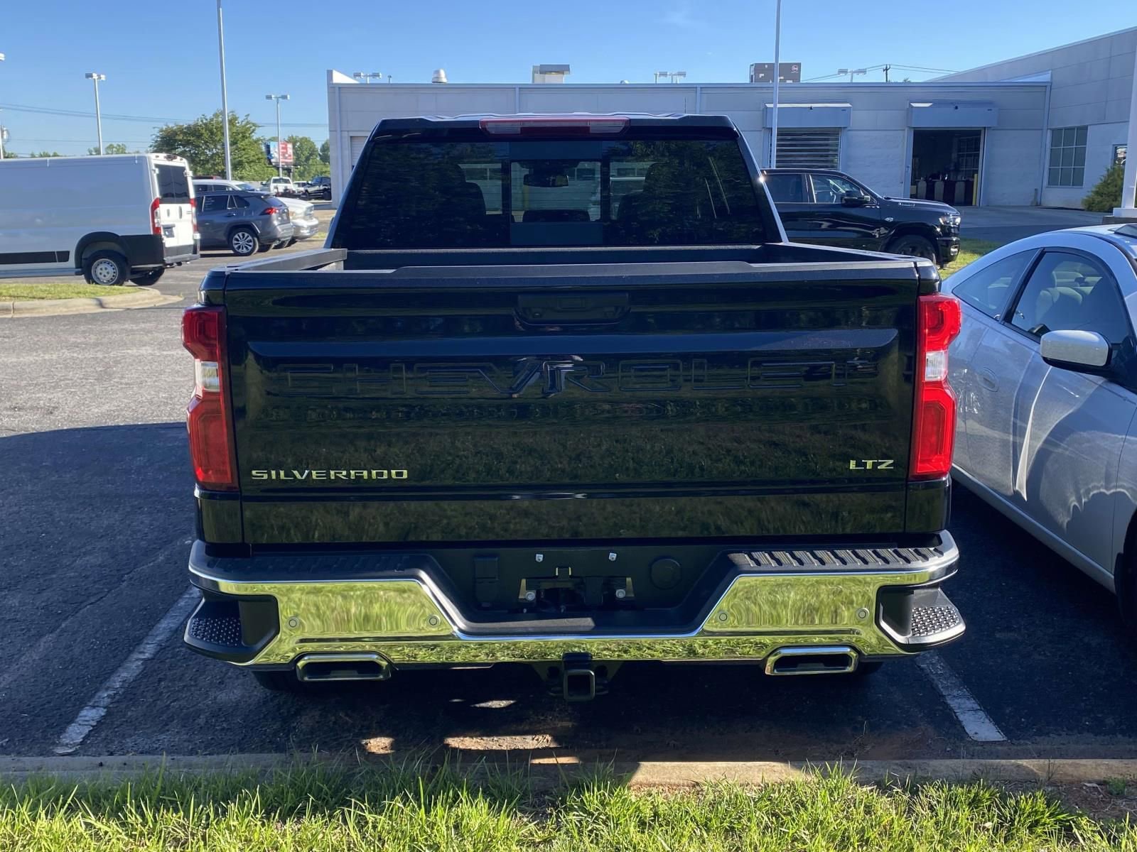 Used 2025 Chevrolet Silverado 1500 LTZ AWD/4WD image 6