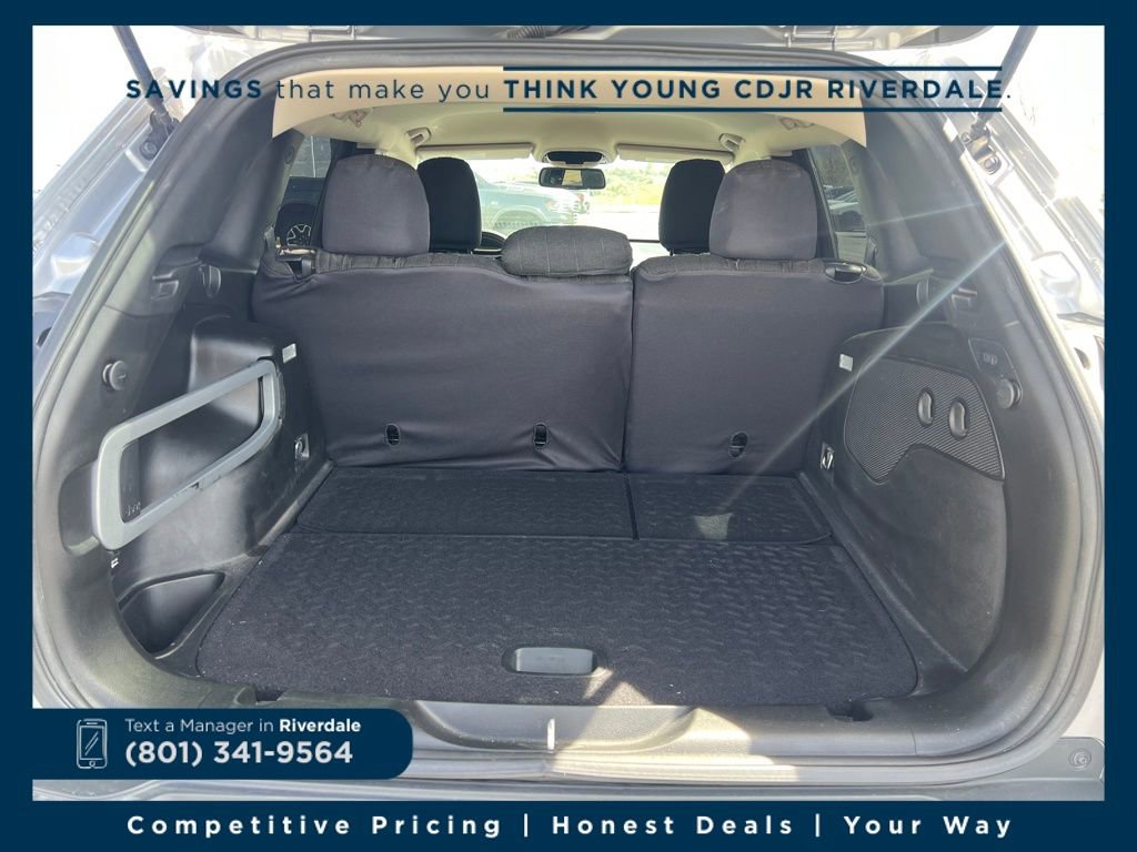 Used 2017 Jeep Cherokee Latitude w/ Comfort & Sound Group image 9