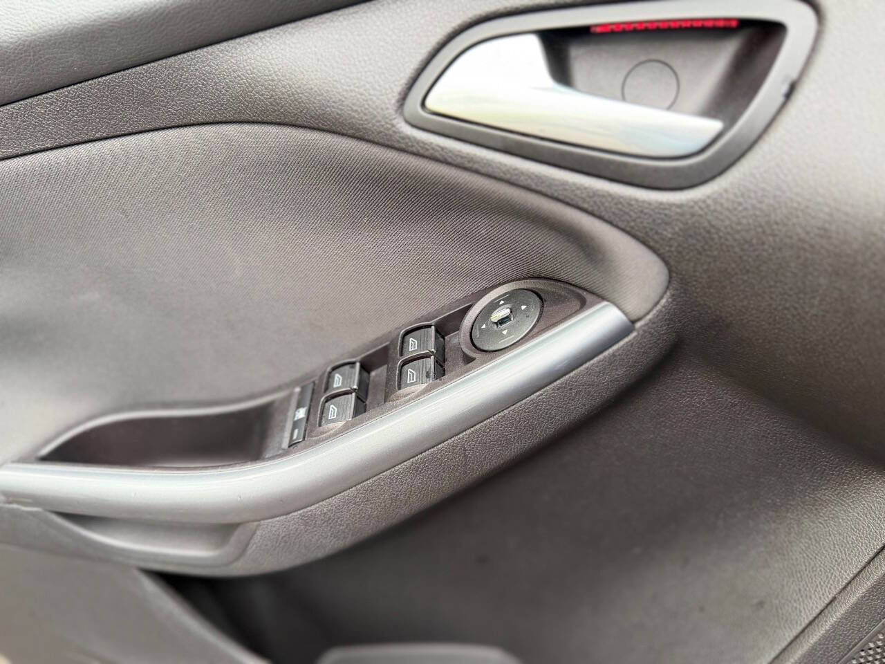 Used 2013 Ford Focus Titanium FWD image 21