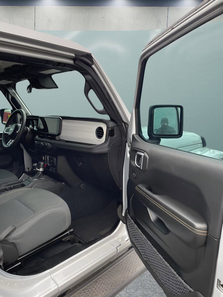 Used 2024 Jeep Wrangler Unlimited Sahara AWD/4WD image 15