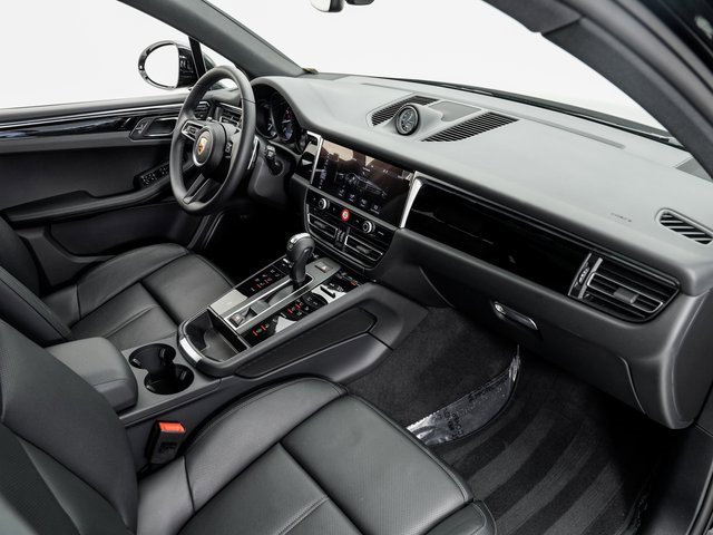 Certified 2025 Porsche Macan image 24