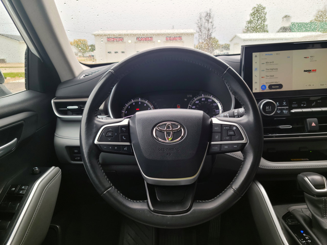 Used 2023 Toyota Highlander XLE image 10