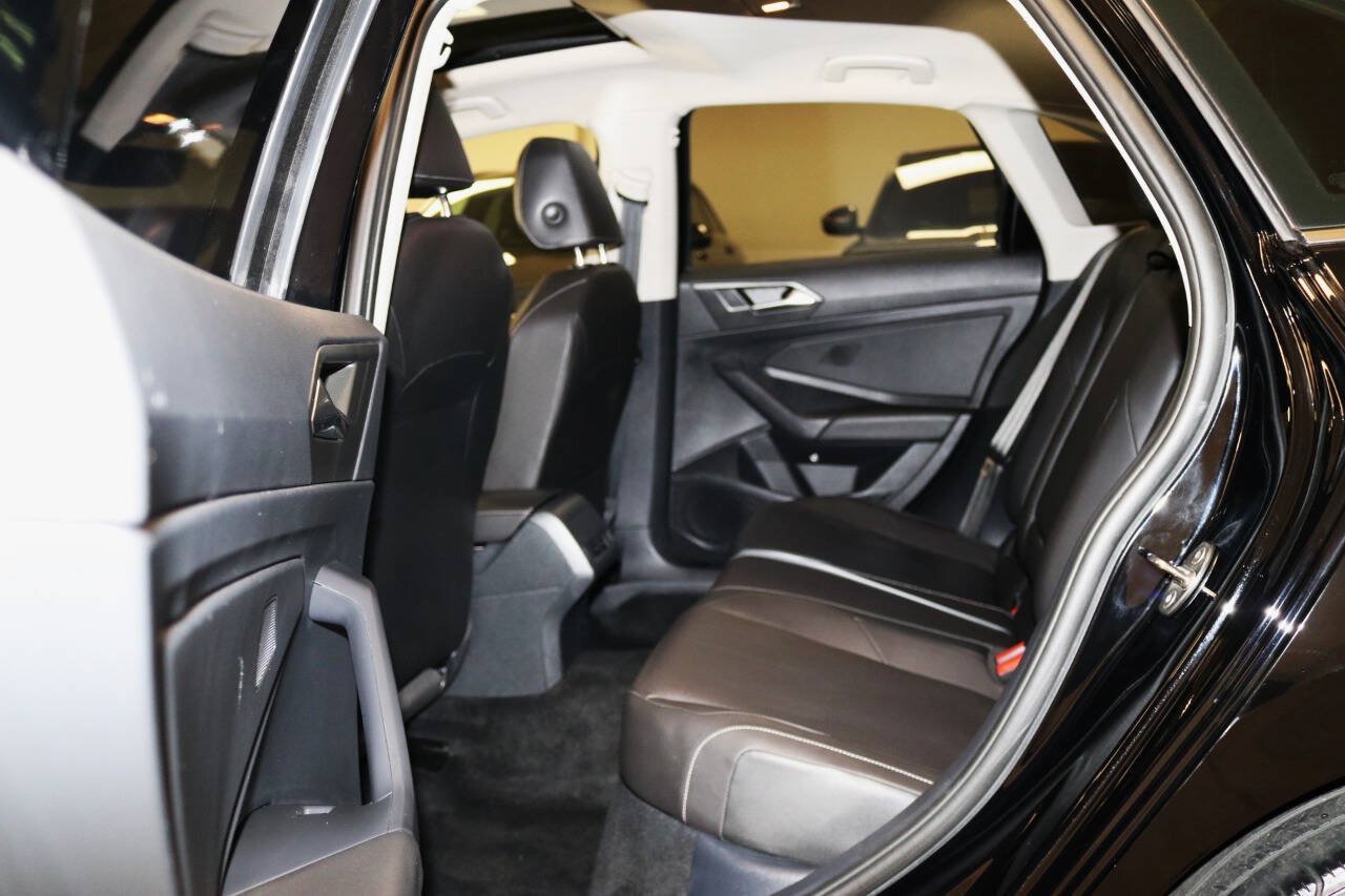 Used 2019 Volkswagen Jetta SE w/ Cold Weather Package FWD image 18