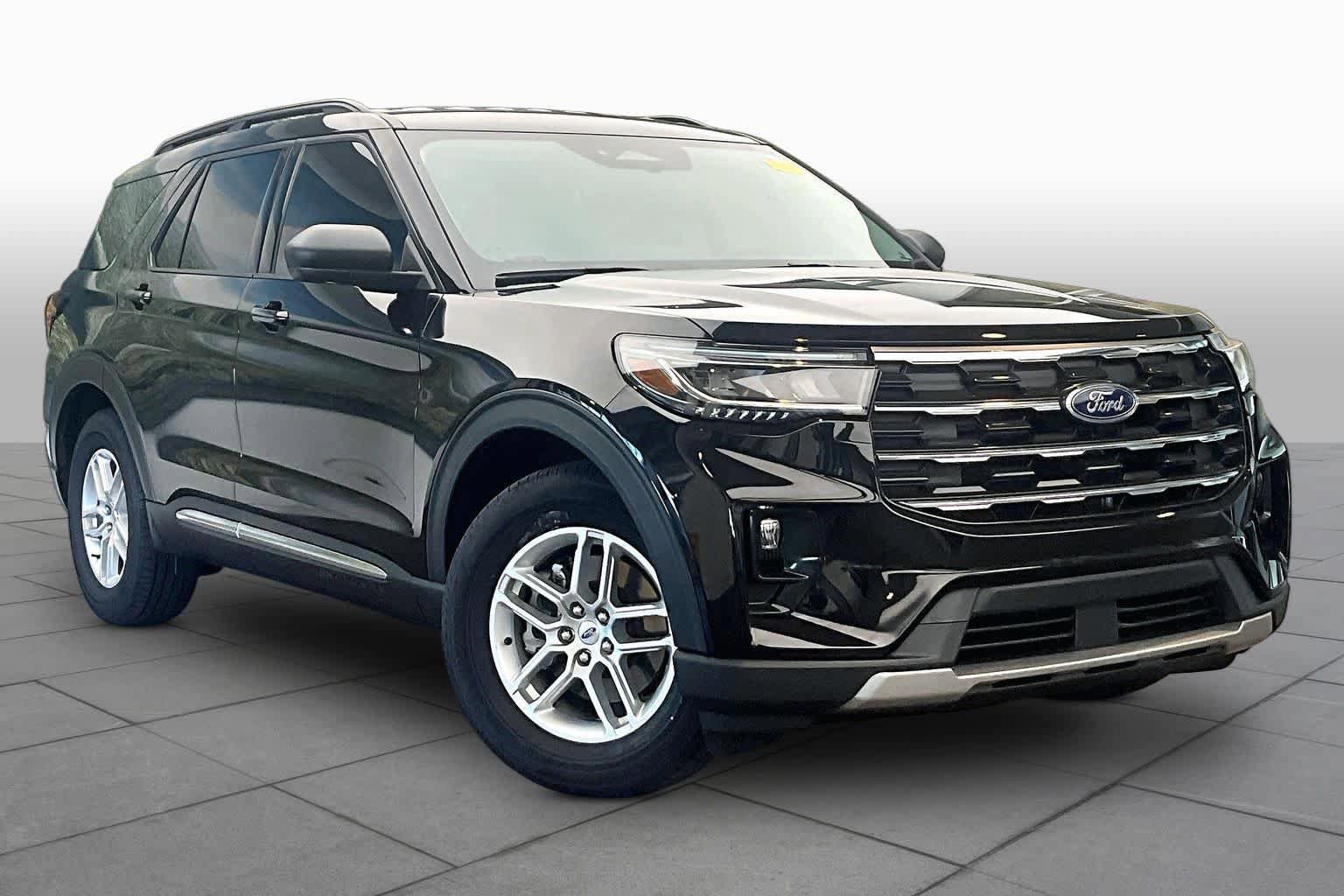Used 2025 Ford Explorer Active w/ Active Comfort Package RWD image 3