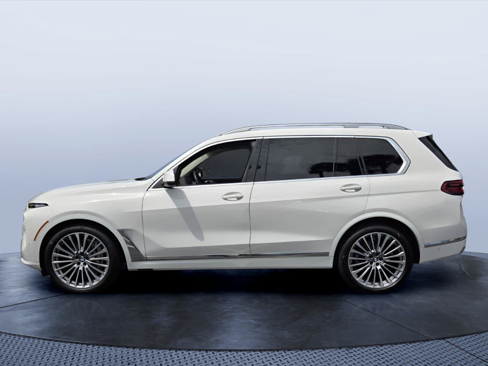 Used 2024 BMW X7 xDrive40i w/ Parking Assistance Package AWD/4WD image 3