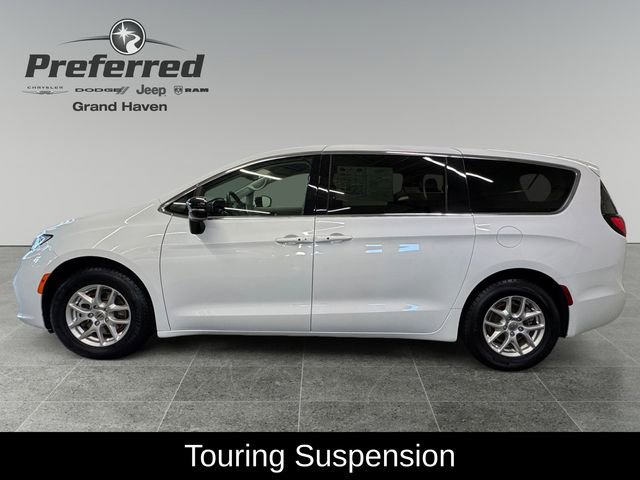 Used 2024 Chrysler Pacifica Touring-L image 9