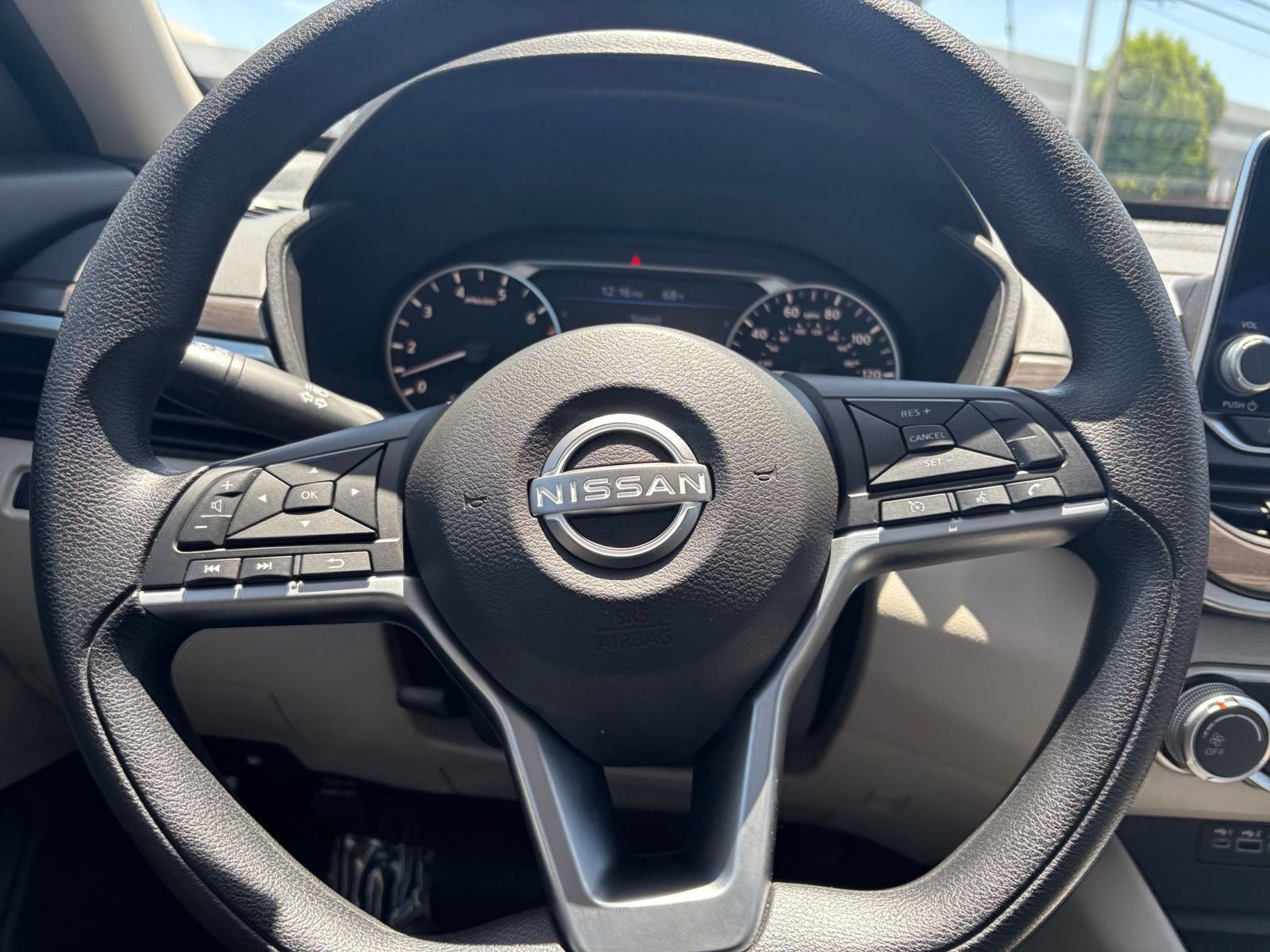 Used 2025 Nissan Altima 2.5 SV FWD image 29