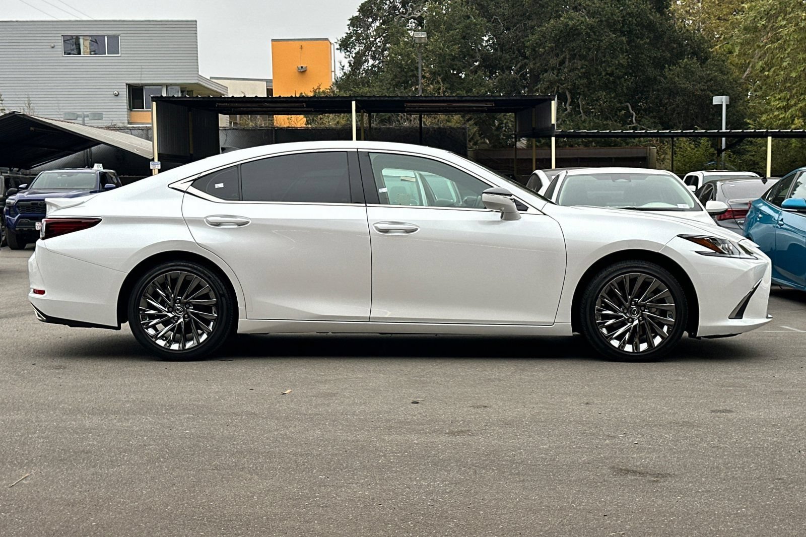 Used 2024 Lexus ES 350 w/ Accessory Package (Z1) FWD image 3